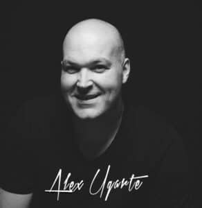 foto del perfil que aparece en la página de inicio de la web de formación en comunicación comunicapro con la firma del formador alex ugarte